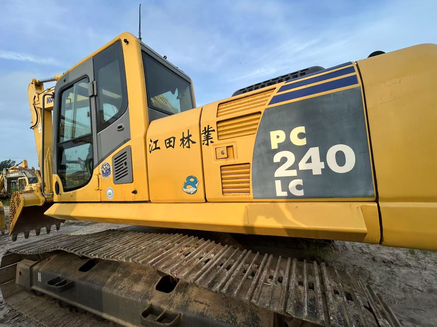 KOMATSU PC240